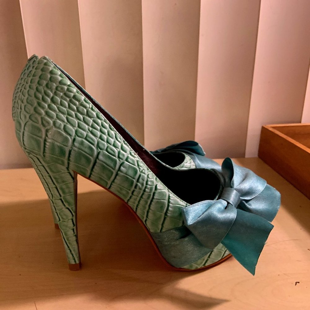 light blue snakeskin paris hilton pumps size 6.5M